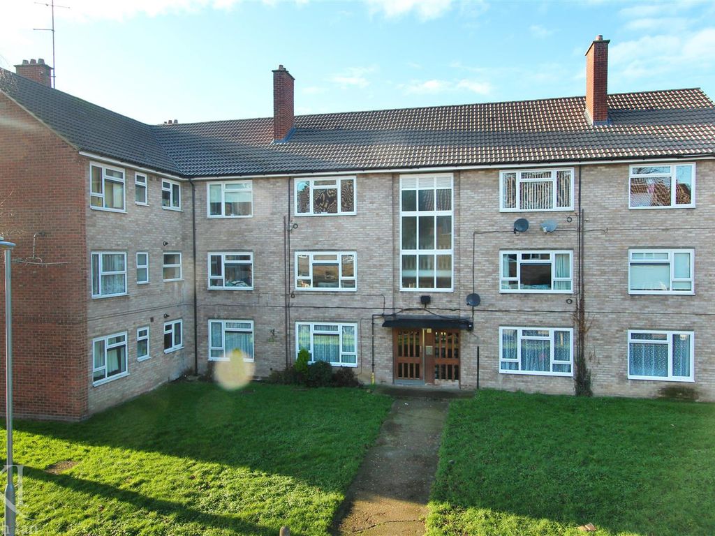 2 bed flat for sale in Berkeley Close, Ware SG12, £250,000