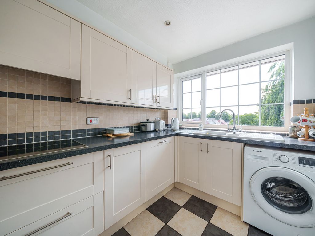 2 bed flat for sale in Buckley Court, Macclesfield SK11, £175,000