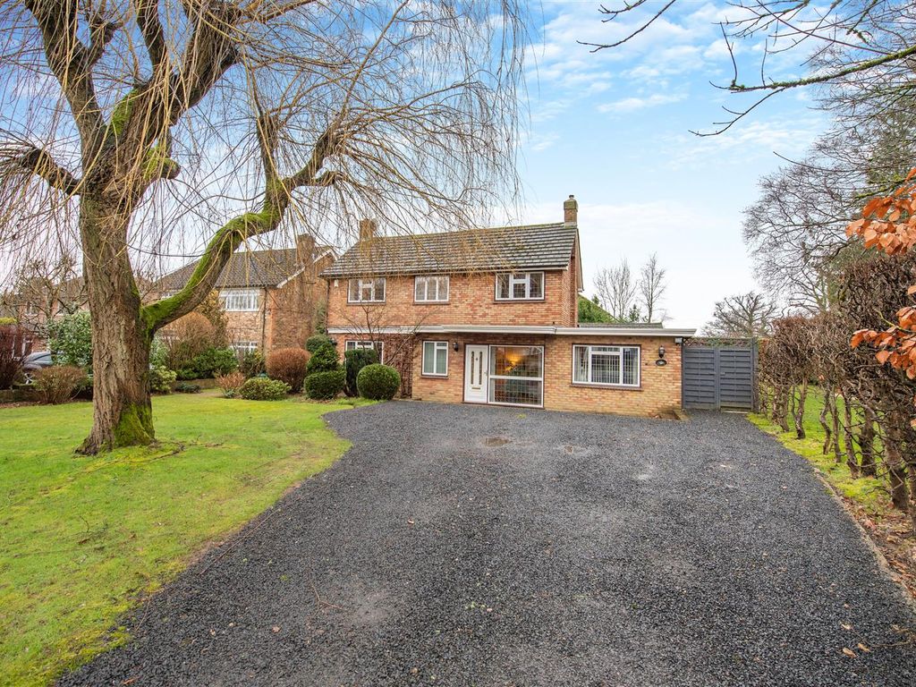 4 bed detached house for sale in Highfield Way, Rickmansworth WD3, £1,195,000