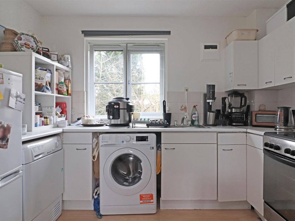 1 bed flat for sale in Wordsworth Mead, Redhill RH1, £195,000