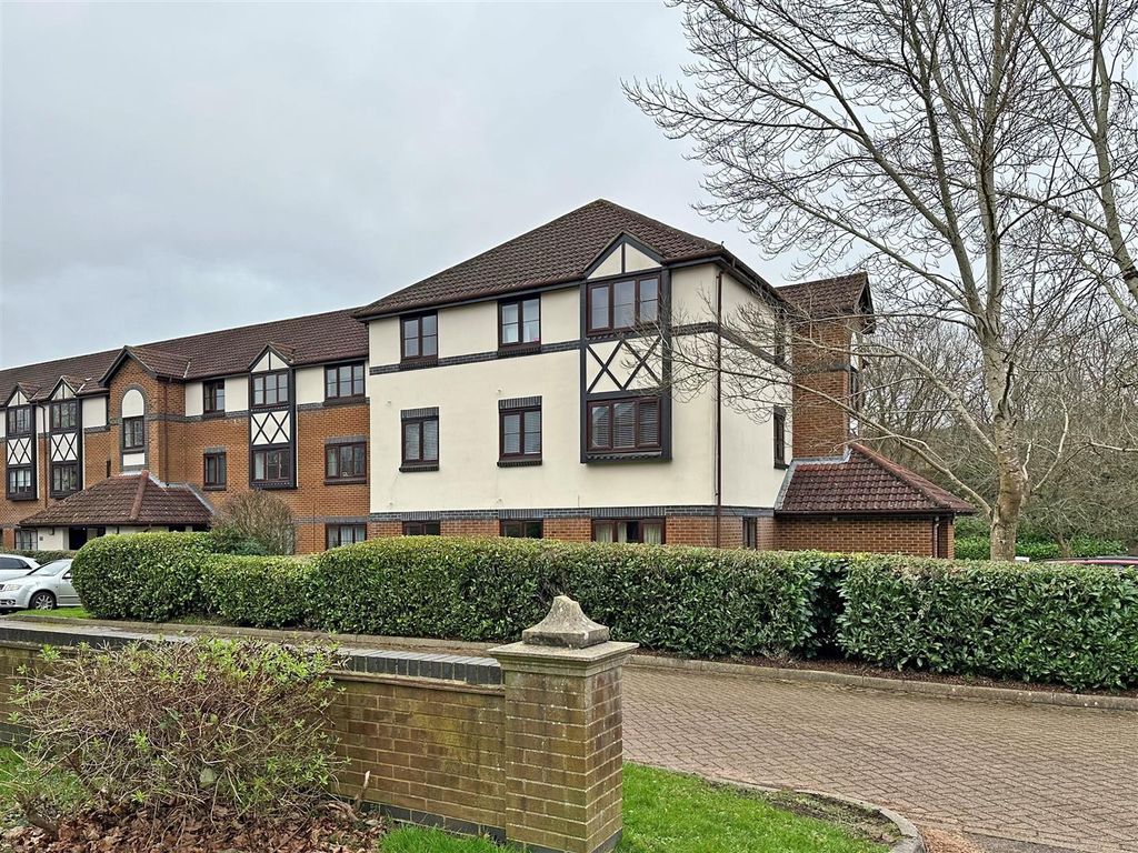 1 bed flat for sale in Wordsworth Mead, Redhill RH1, £195,000