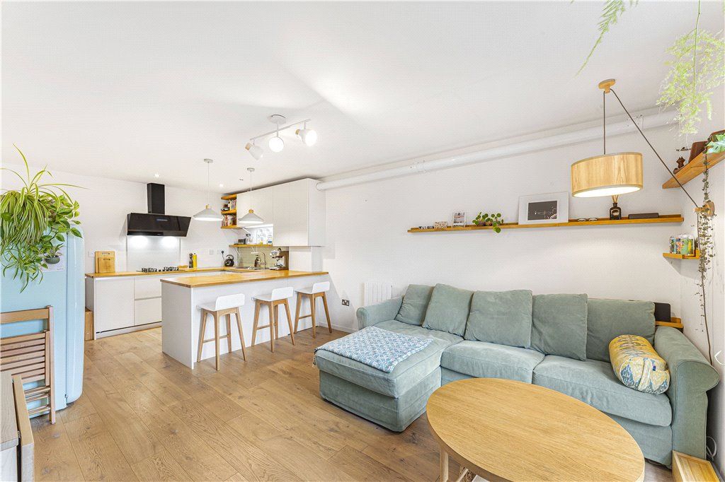 2 bed flat for sale in Bentley Road, London N1, £525,000