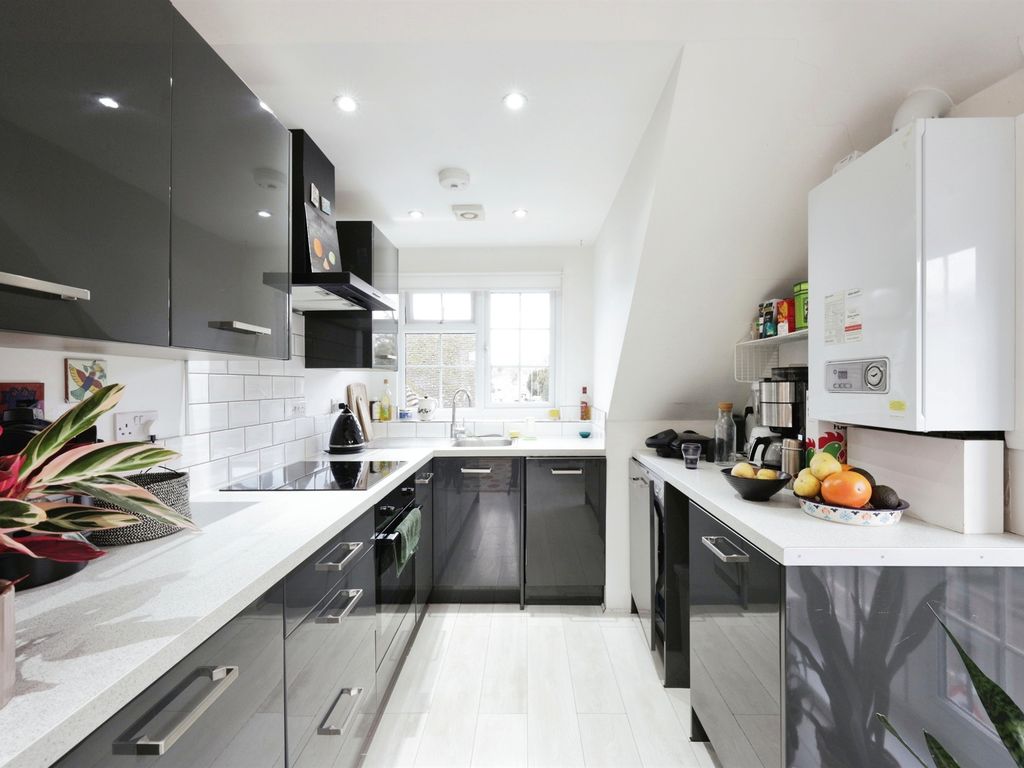 1 bed flat for sale in Waterside, Chesham HP5, £230,000