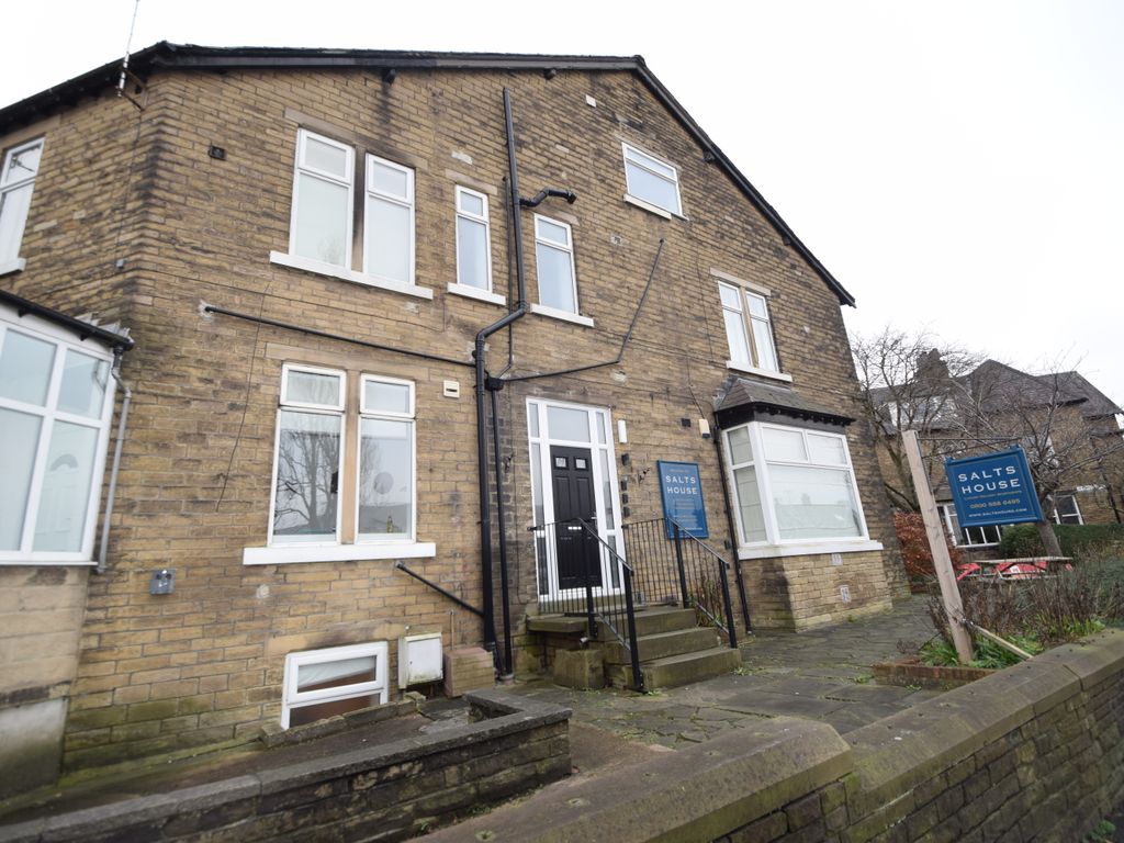 2 bed flat to rent in Bradford Road, Shipley BD18, £725 pcm
