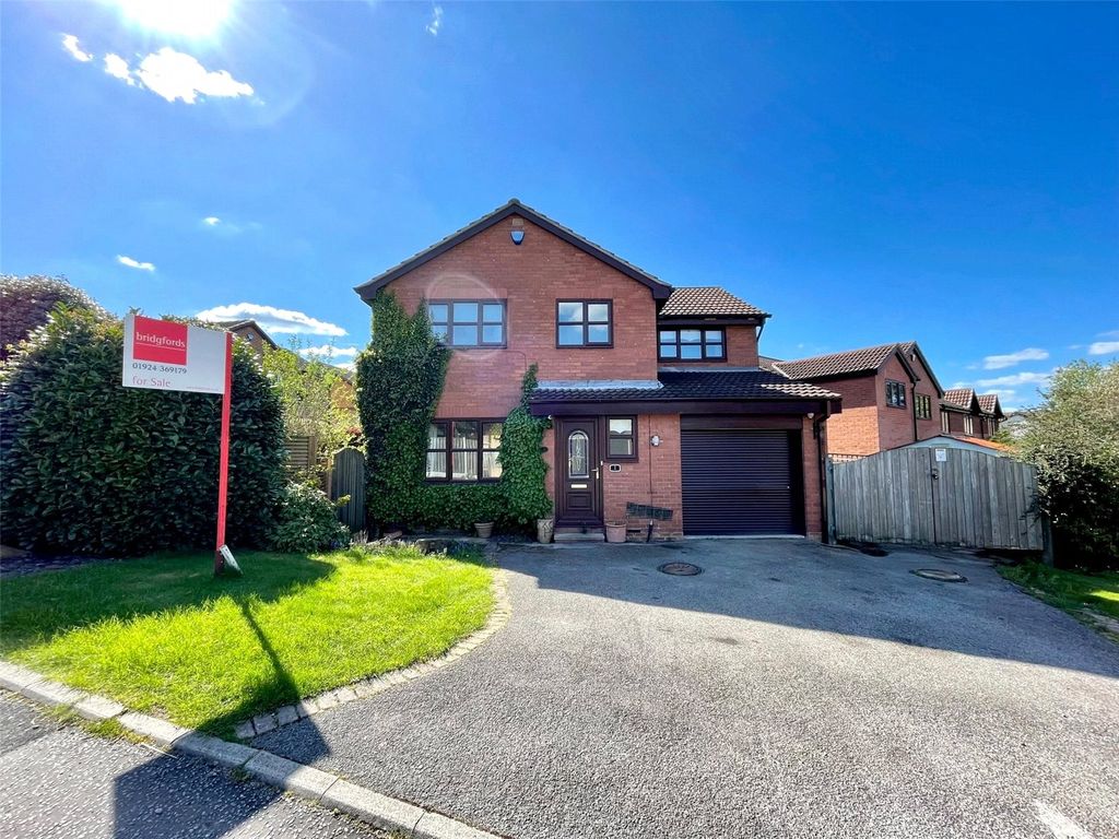 3 bed detached house for sale in Ambleside Drive, Walton, Wakefield, West Yorkshire WF2, £325,000