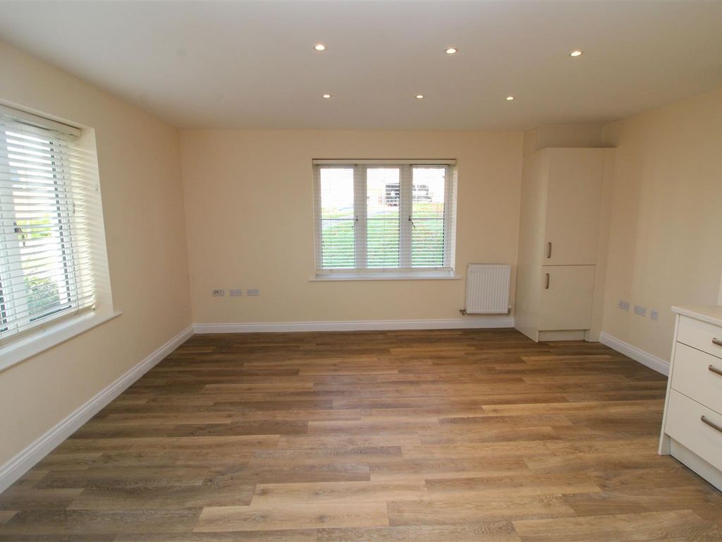 2 bed maisonette for sale in Allamand Close, Church Crookham, Fleet GU52, £250,000