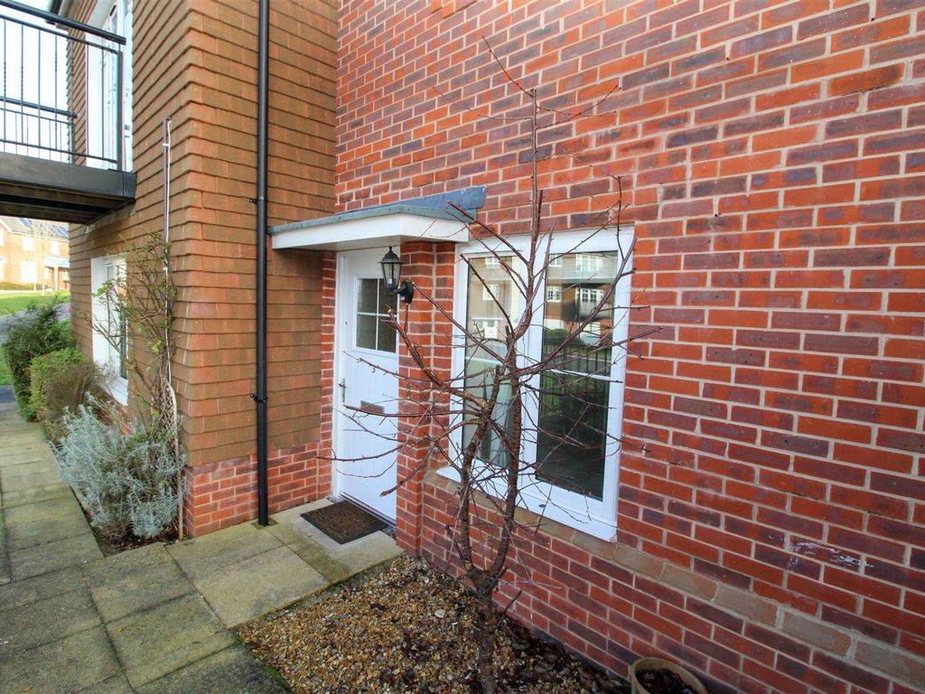 2 bed maisonette for sale in Allamand Close, Church Crookham, Fleet GU52, £250,000