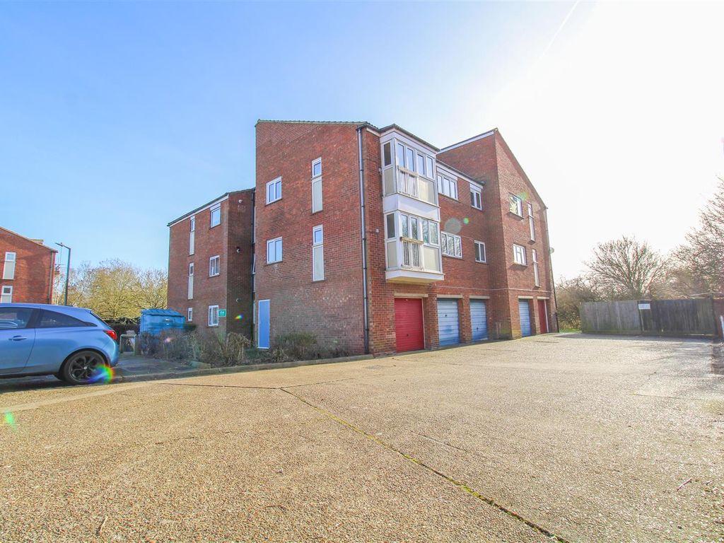 2 bed flat for sale in Red Willow, Harlow CM19, £215,000