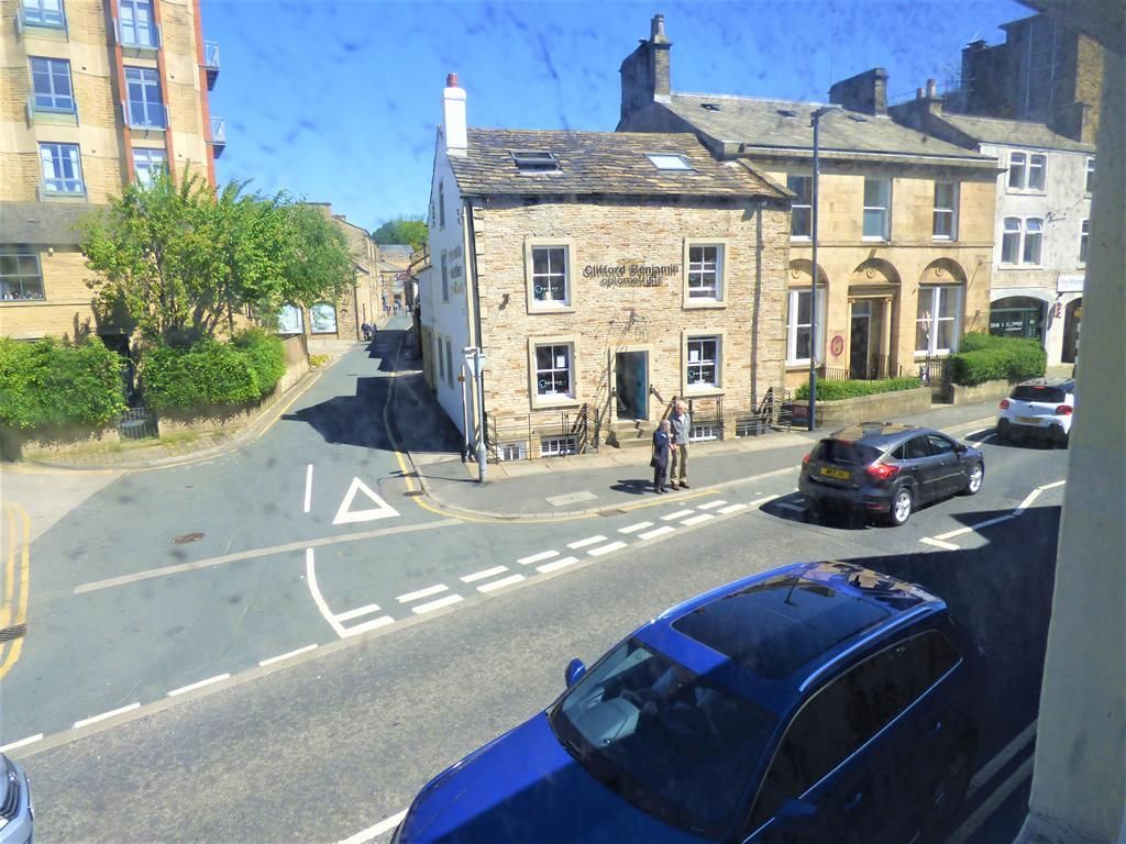 3 bed flat to rent in The Ginnel, New Market Street, Skipton BD23, £825 pcm