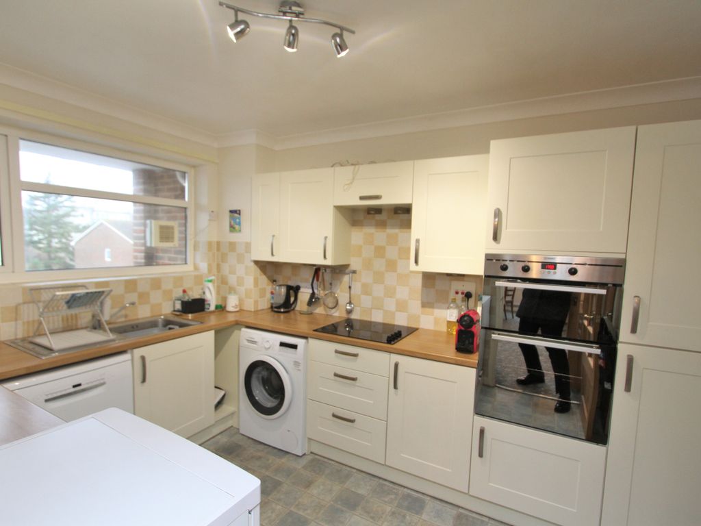 2 bed flat for sale in Blackwater Road, Eastbourne BN21, £289,000