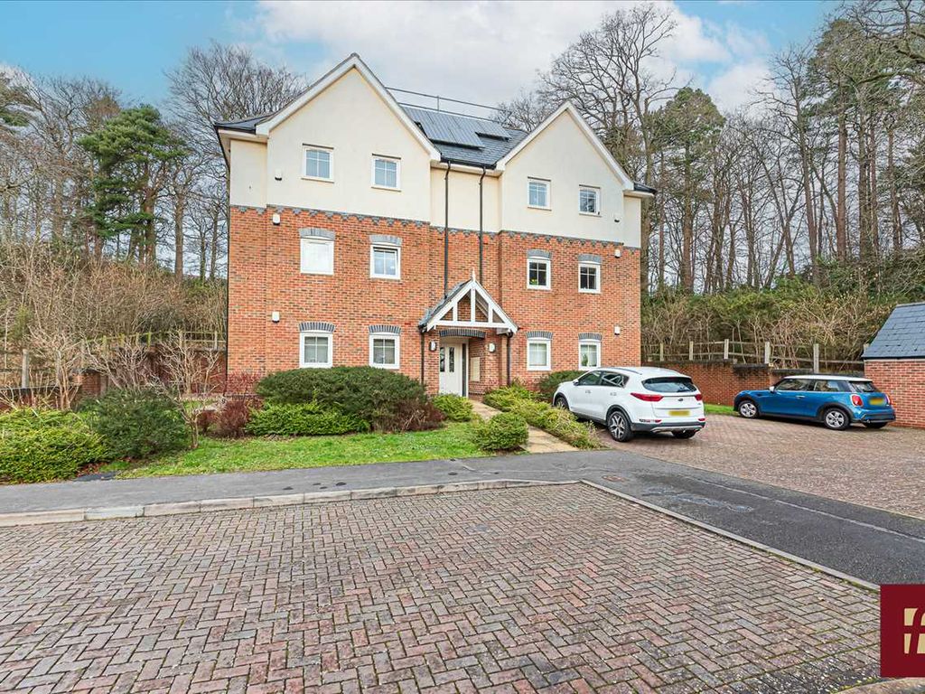 2 bed flat for sale in The Rise, Crowthorne RG45, £295,000