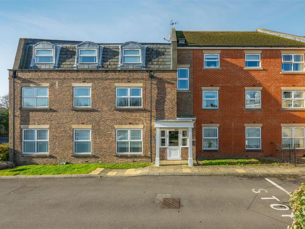 2 bed flat for sale in Clarence Road, Windsor SL4, £325,000