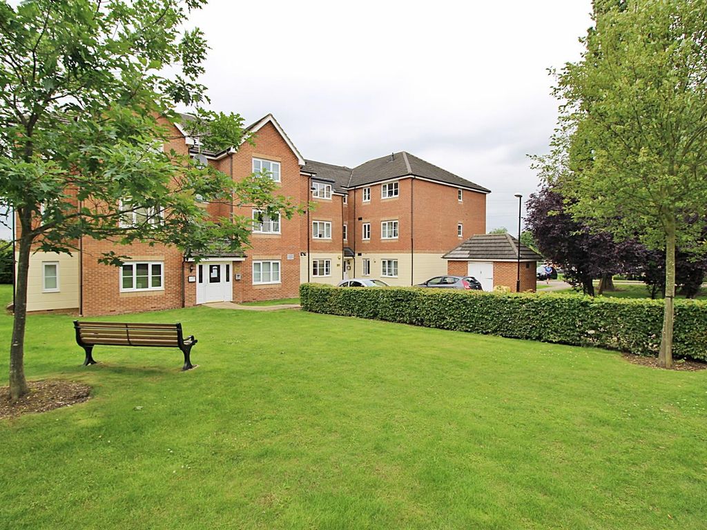 2 bed flat to rent in Eaton Way, Borehamwood WD6, £1,450 pcm