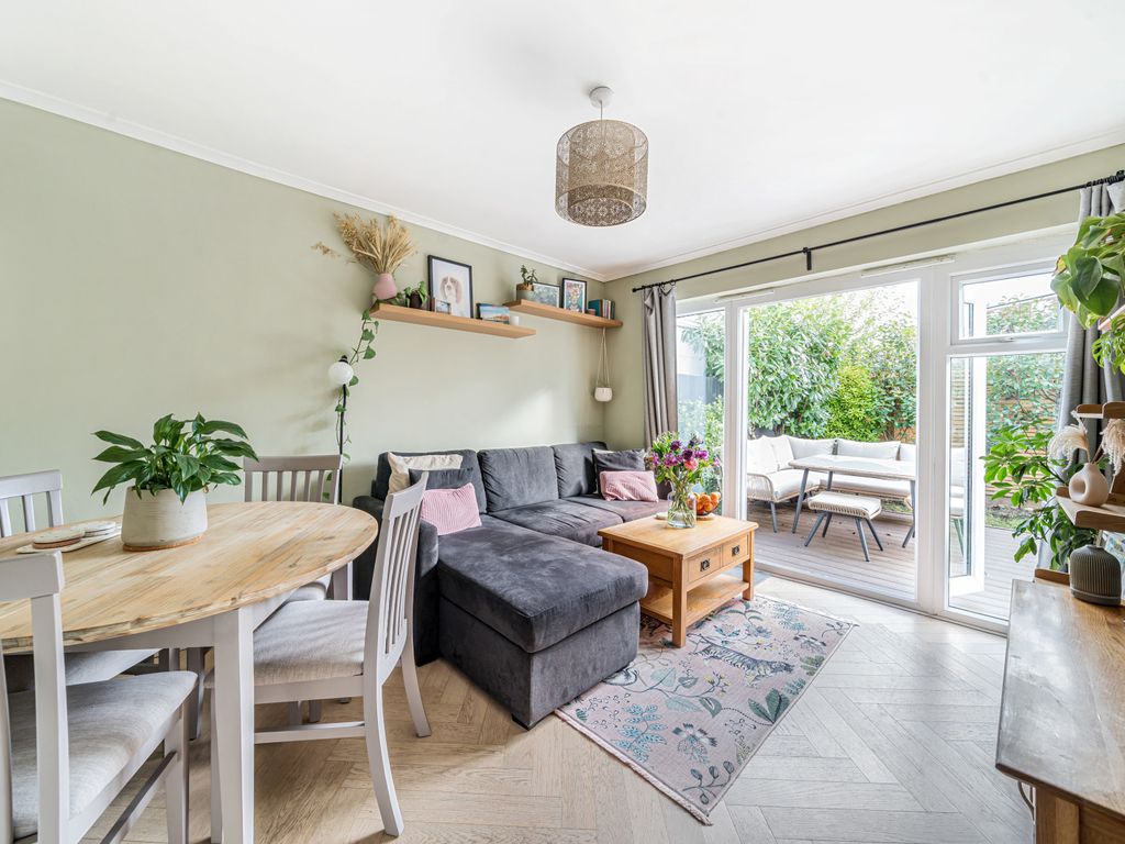 2 bed flat for sale in Grove Close, Kingston Upon Thames KT1, £469,950