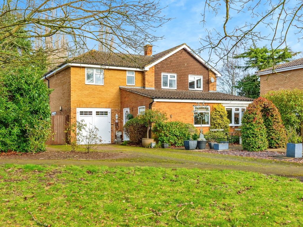 6 bed detached house for sale in Meadway, Harrold, Bedford MK43, £620,000