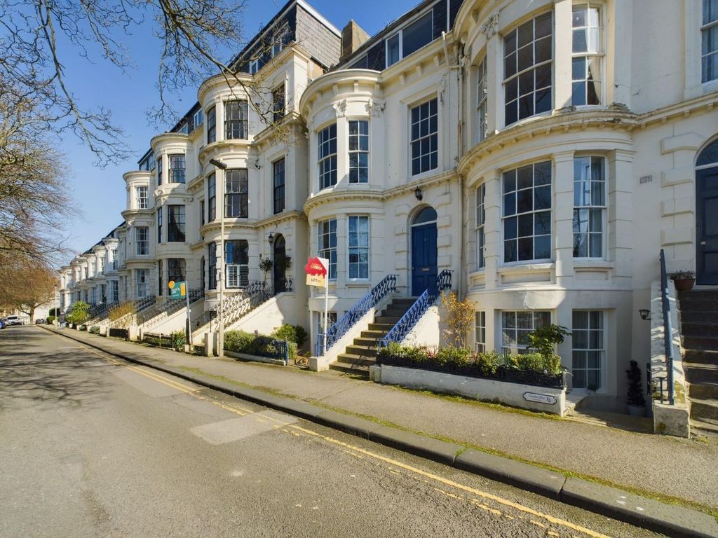 2 bed flat for sale in Crown Terrace, Scarborough YO11, £100,000