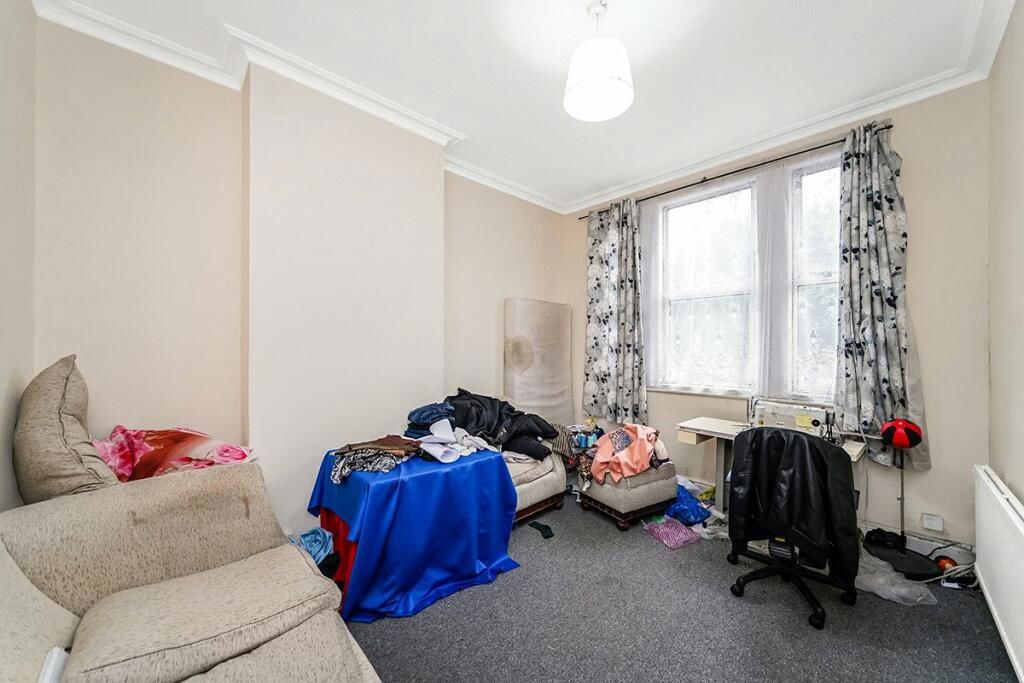 2 bed flat for sale in Lea Bridge Road, London E10, £310,000