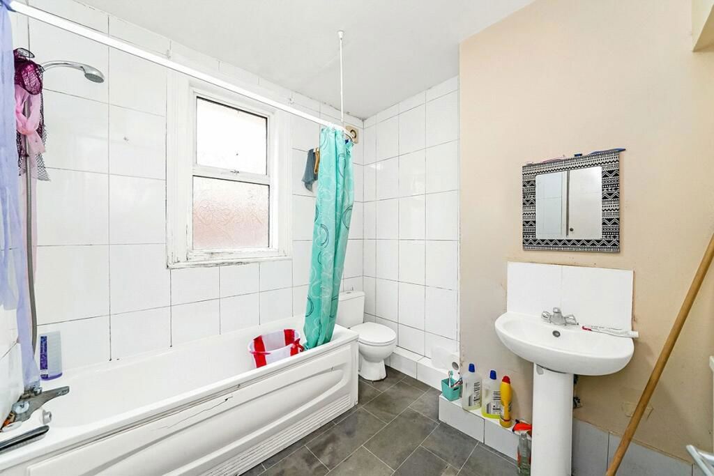 2 bed flat for sale in Lea Bridge Road, London E10, £310,000