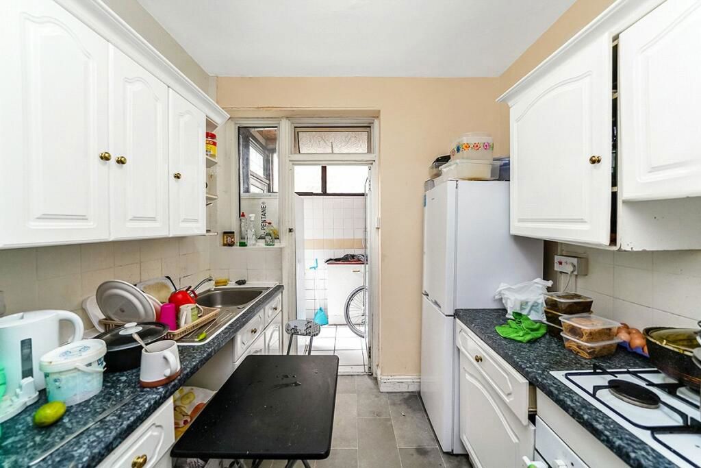 2 bed flat for sale in Lea Bridge Road, London E10, £310,000