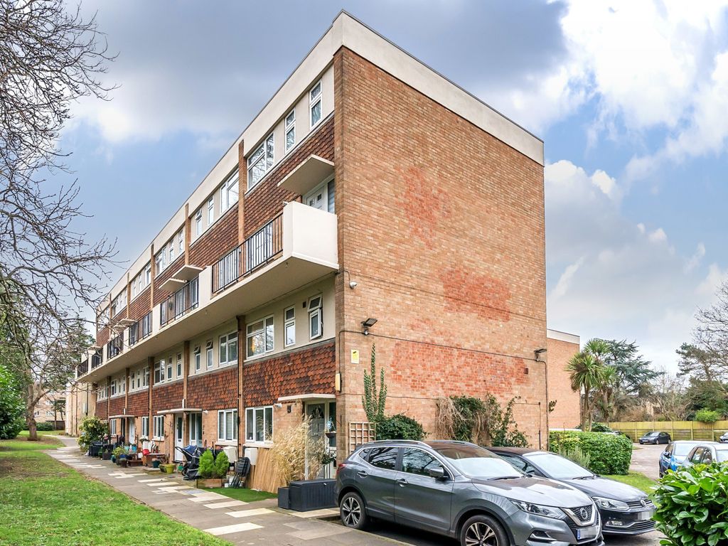 2 bed flat for sale in Woffington Close, Hampton Wick KT1, £420,000