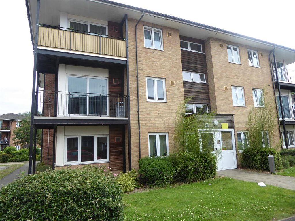 2 bed flat to rent in Blackburn Way, Hounslow TW4, £1,500 pcm