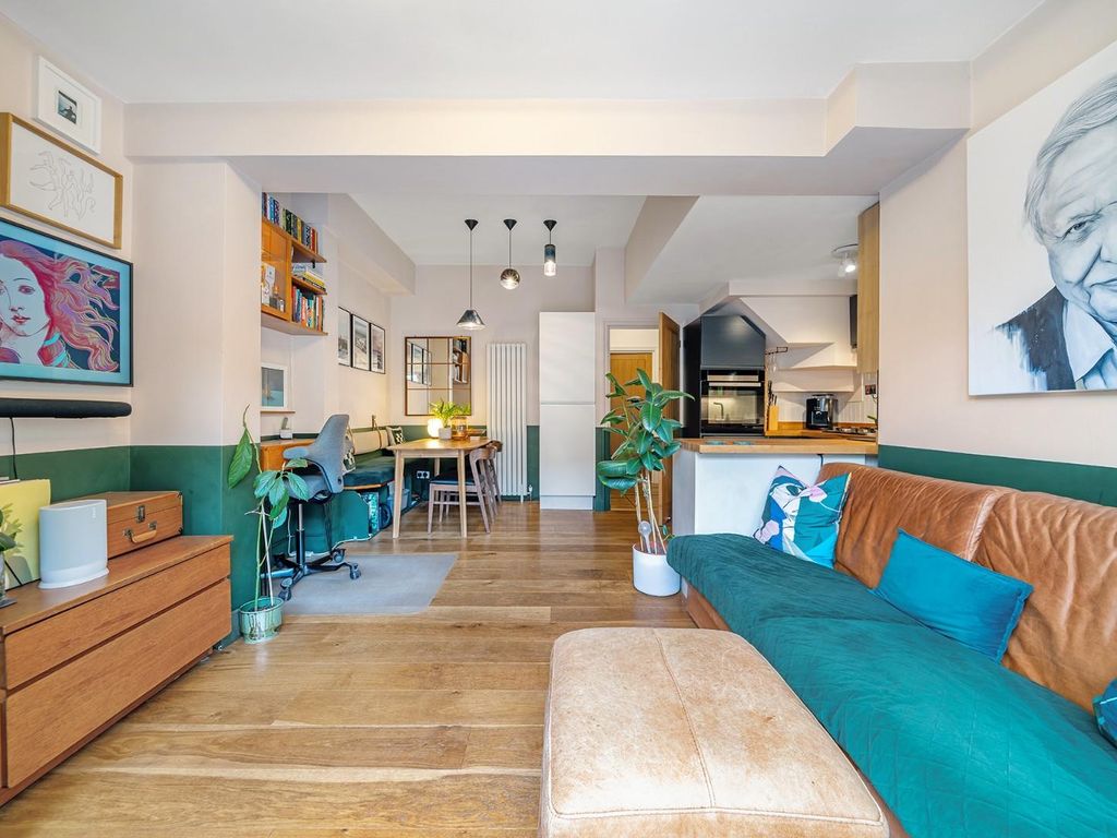 1 bed flat for sale in Ballater Road, London SW2, £450,000