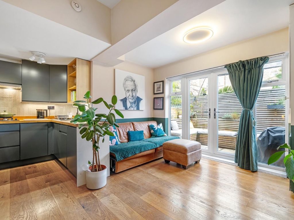 1 bed flat for sale in Ballater Road, London SW2, £450,000