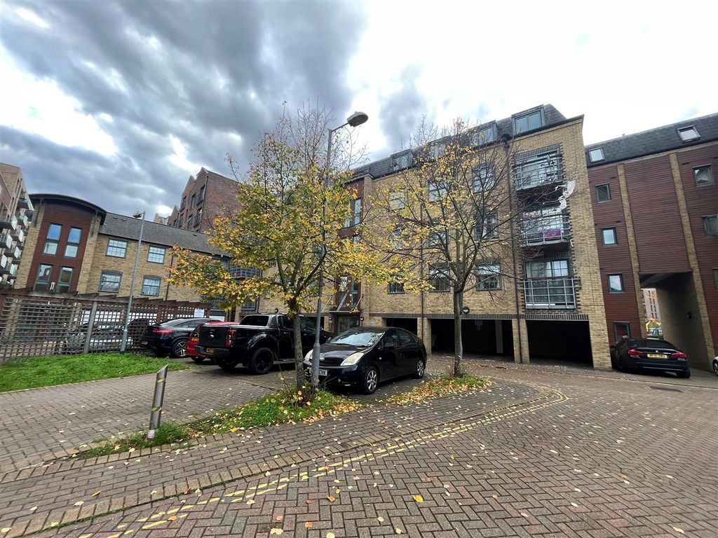 2 bed flat to rent in Hewetts Quay, Abbey Road, Barking IG11, £1,800 pcm