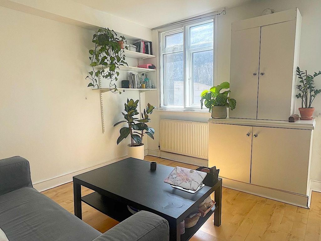 1 bed flat to rent in Cambridge Heath Road, London E2, £1,600 pcm