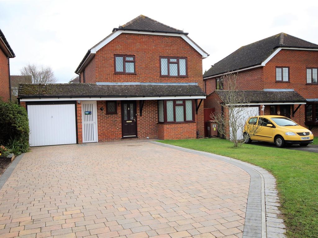 3 bed detached house to rent in Ashtrees Road, Woodley, Reading RG5, £1,900 pcm
