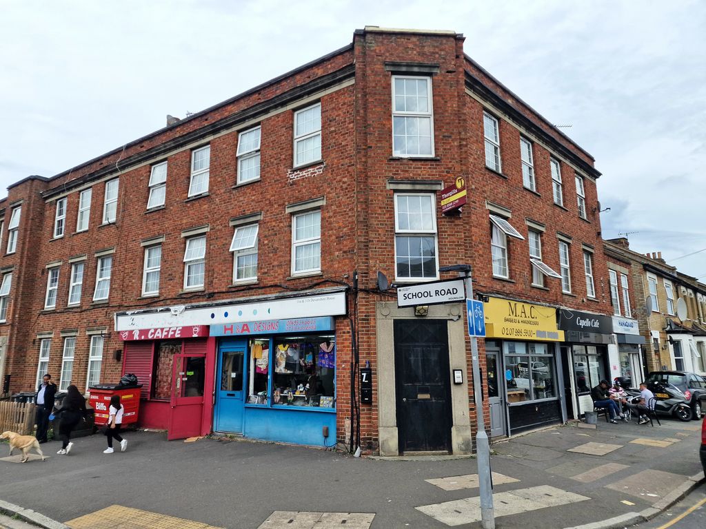 3 bed flat for sale in School Road, Hounslow TW3, £215,000