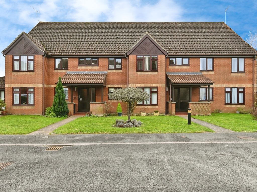 2 bed flat for sale in Parkside Court, Diss IP22, £140,000