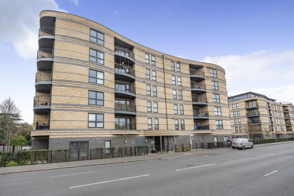 2 bed flat for sale in Slough, Berkshire SL1, £340,000