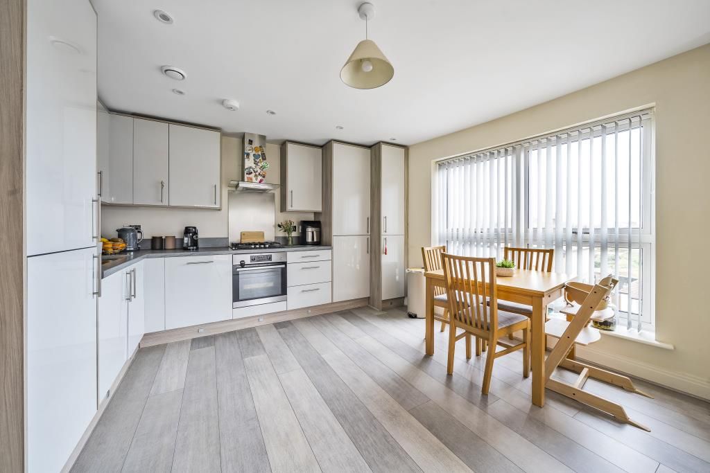 2 bed flat for sale in Slough, Berkshire SL1, £340,000