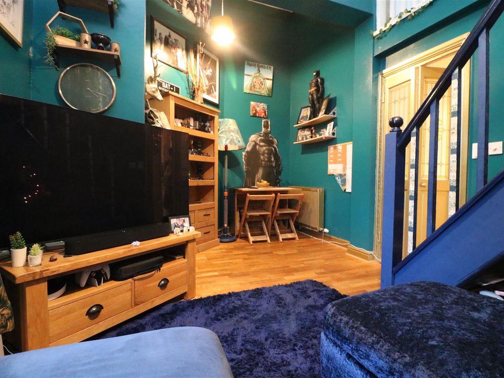 1 bed flat for sale in Silver Street, Trowbridge BA14, £105,000