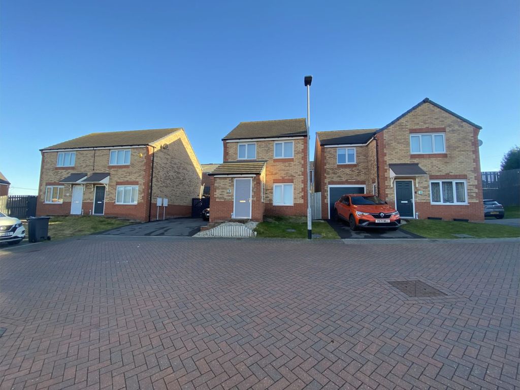 3 bed detached house for sale in Ellwood Close, Barnsley S71, £200,000