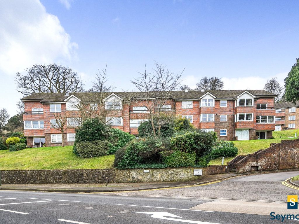 2 bed flat for sale in Guildford, Surrey GU2, £425,000