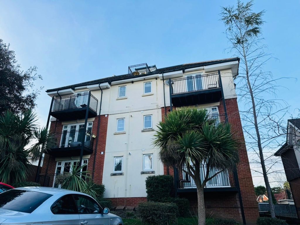 2 bed flat to rent in Burnaby Road, Westbourne, Bournemouth BH4, £1,250 pcm