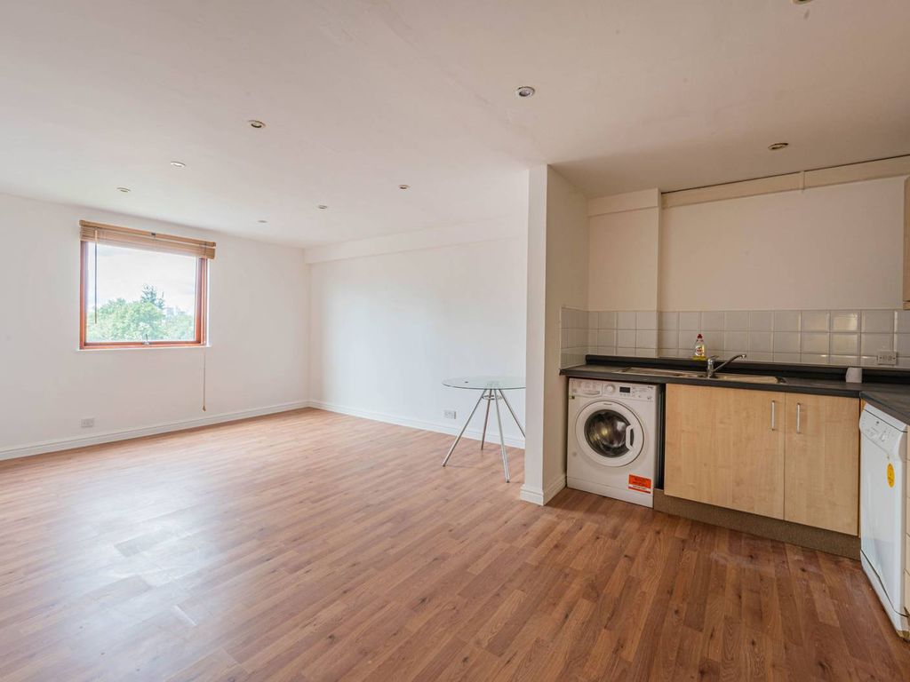3 bed flat to rent in Gaselee Street, Isle Of Dogs, London E14, £2,709 pcm
