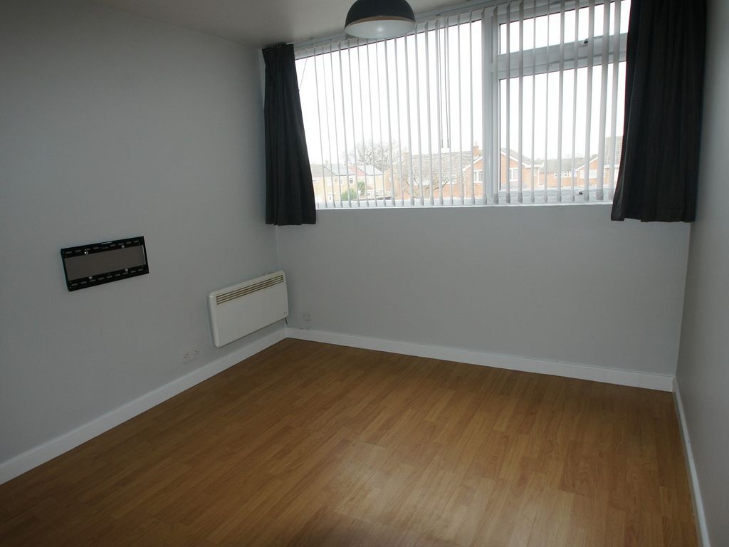 2 bed flat to rent in Gleneagles Road, Great Sutton, Ellesmere Port, Cheshire. CH66, £675 pcm