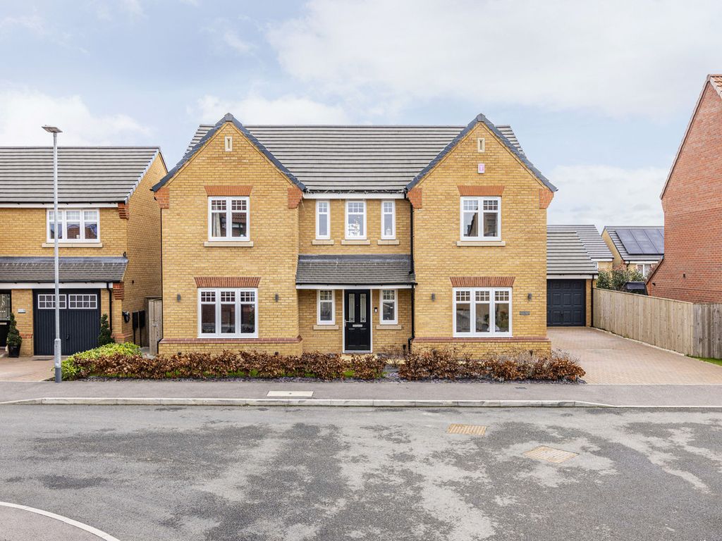 5 bed detached house for sale in Airfield Way, Hucknall NG15, £575,000