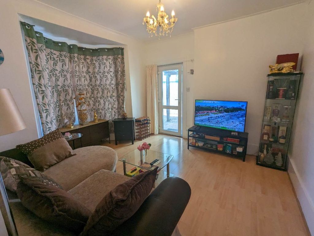 1 bed flat for sale in Beulah Road, Thornton Heath CR7, £270,000