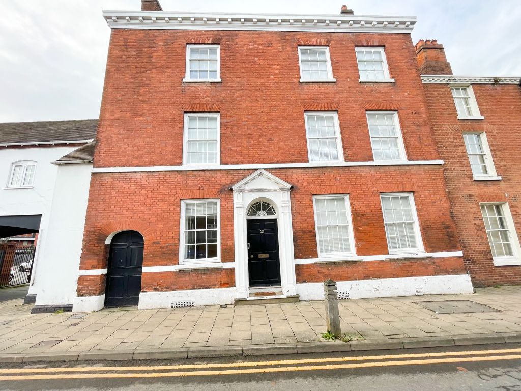 2 bed flat to rent in Lombard Street, Lichfield, Staffordshire WS13, £1,250 pcm