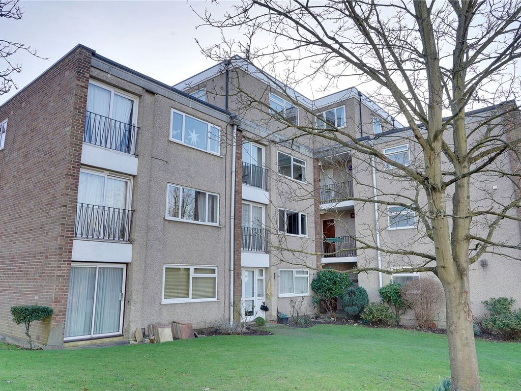 1 bed flat for sale in Dunraven Drive, Enfield EN2, £285,000