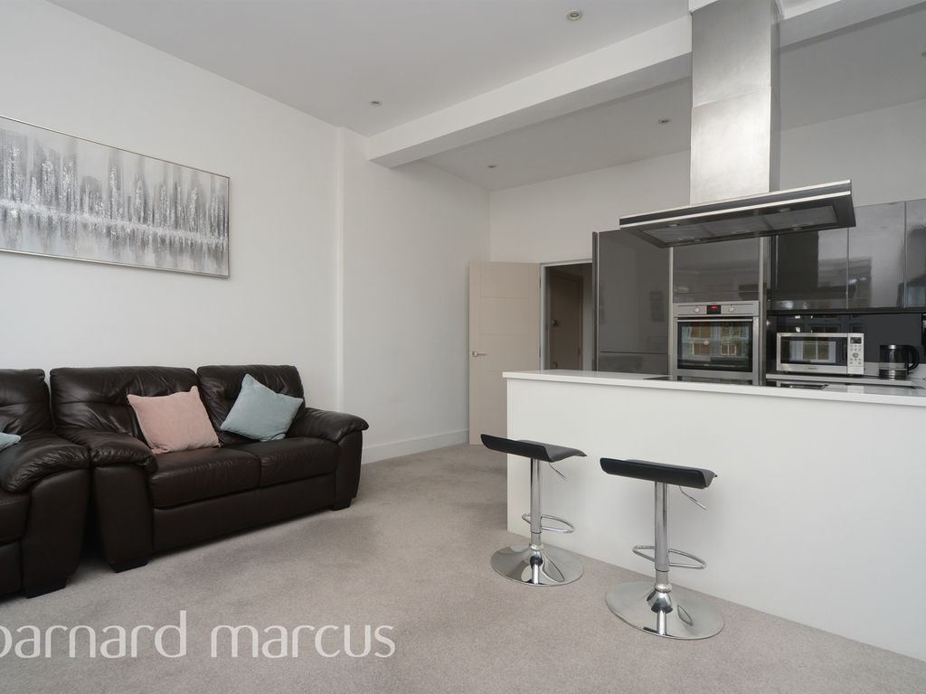 2 bed flat for sale in Overton Road, Sutton SM2, £375,000