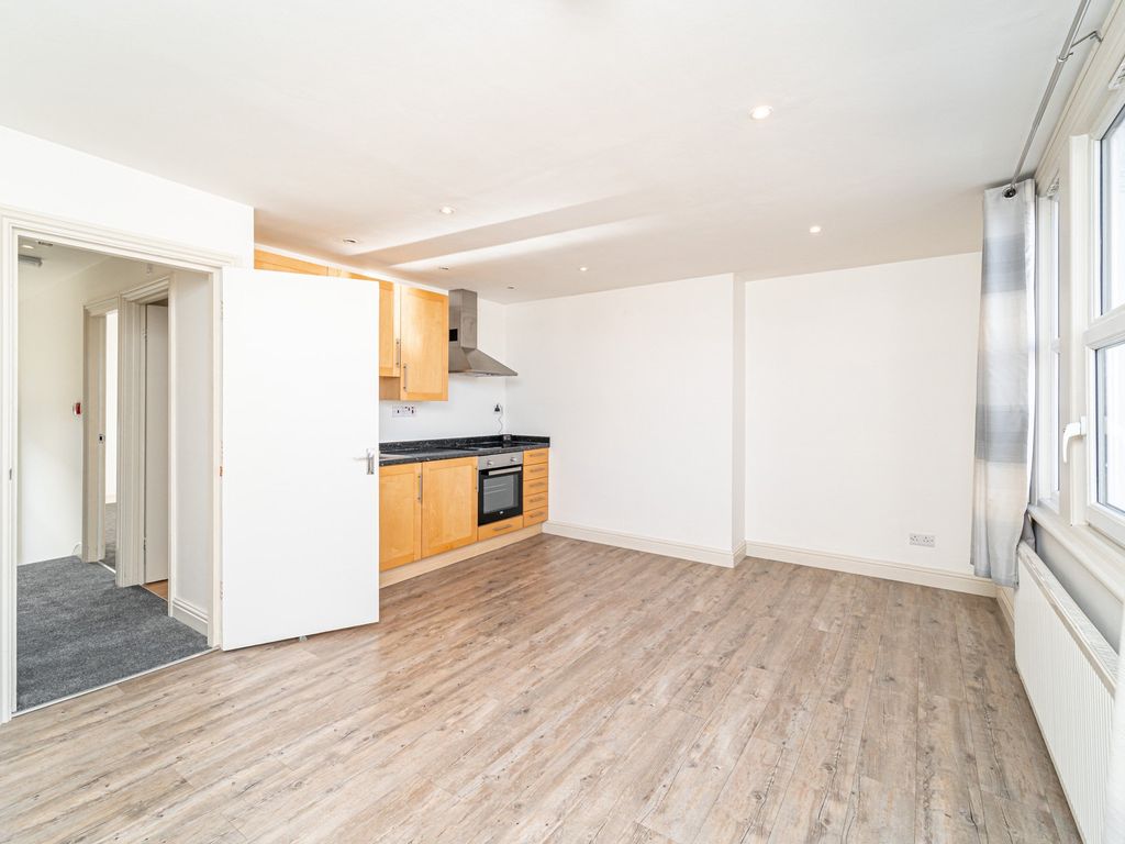 2 bed flat for sale in Hampden Road, London N8, £425,000