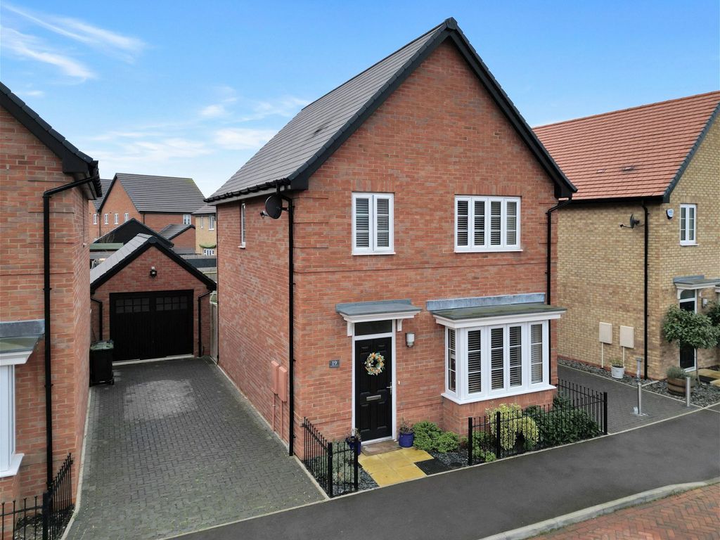 3 bed detached house for sale in Biggleswade, Bedfordshire SG18, £425,000