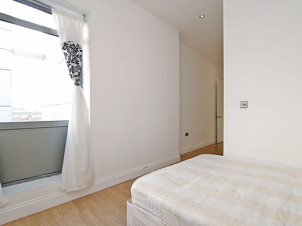 2 bed flat to rent in Gallery Apartments, Commercial Road, Whitechapel, London E1, £2,300 pcm