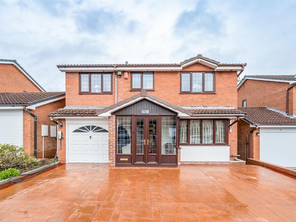 4 bed detached house for sale in Oakslade Drive, Solihull B92, £600,000