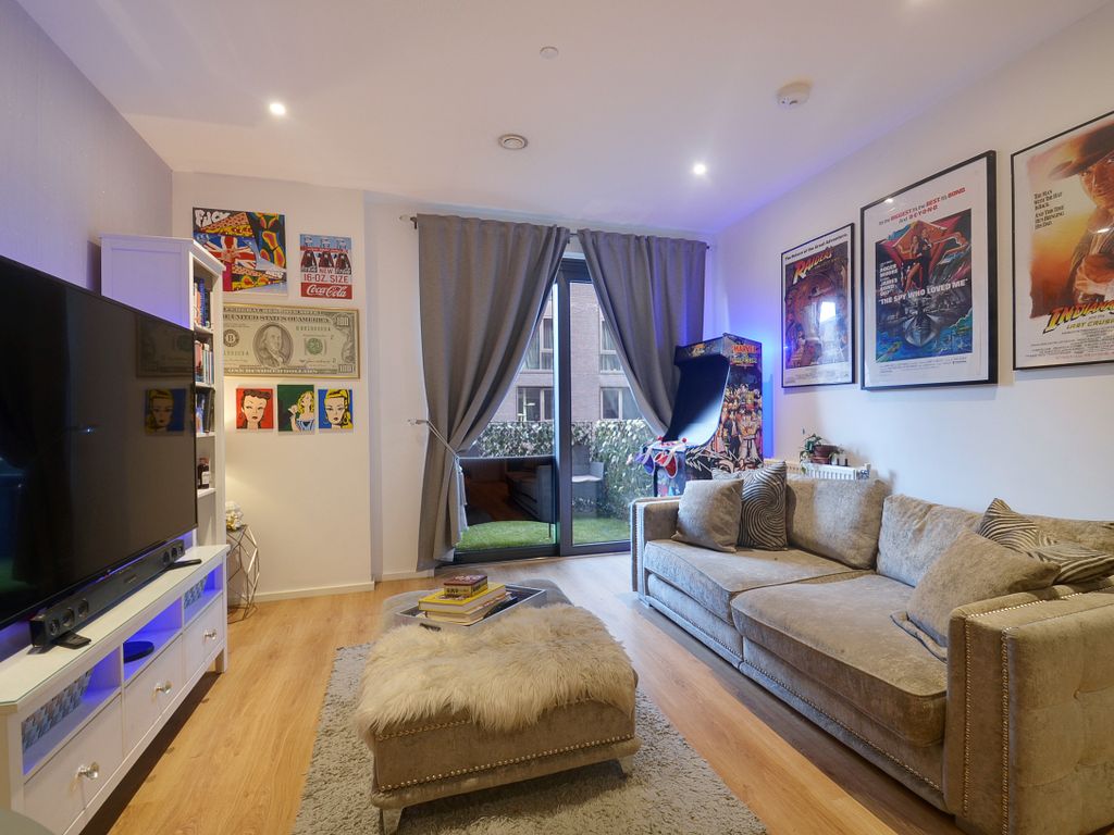 1 bed flat for sale in New Mill Road, London SW11, £217,000